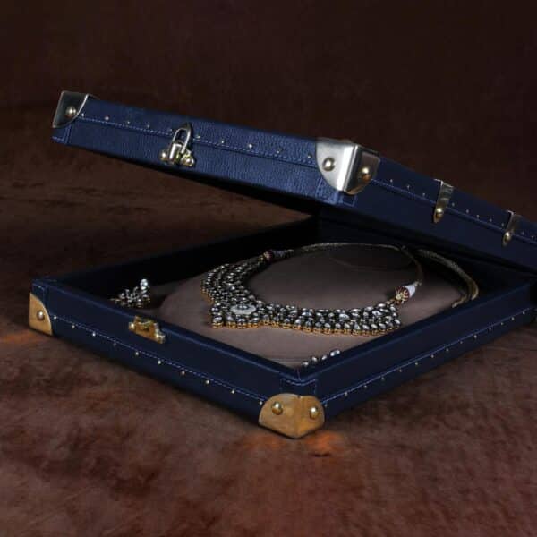 Amorous Sole Necklace Trunk - Image 6